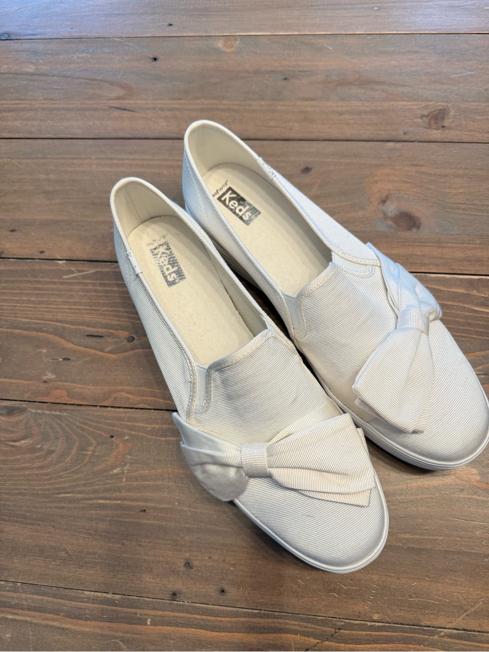 Keds Women's Cream Slip-On Bow Sneakers. NWOT